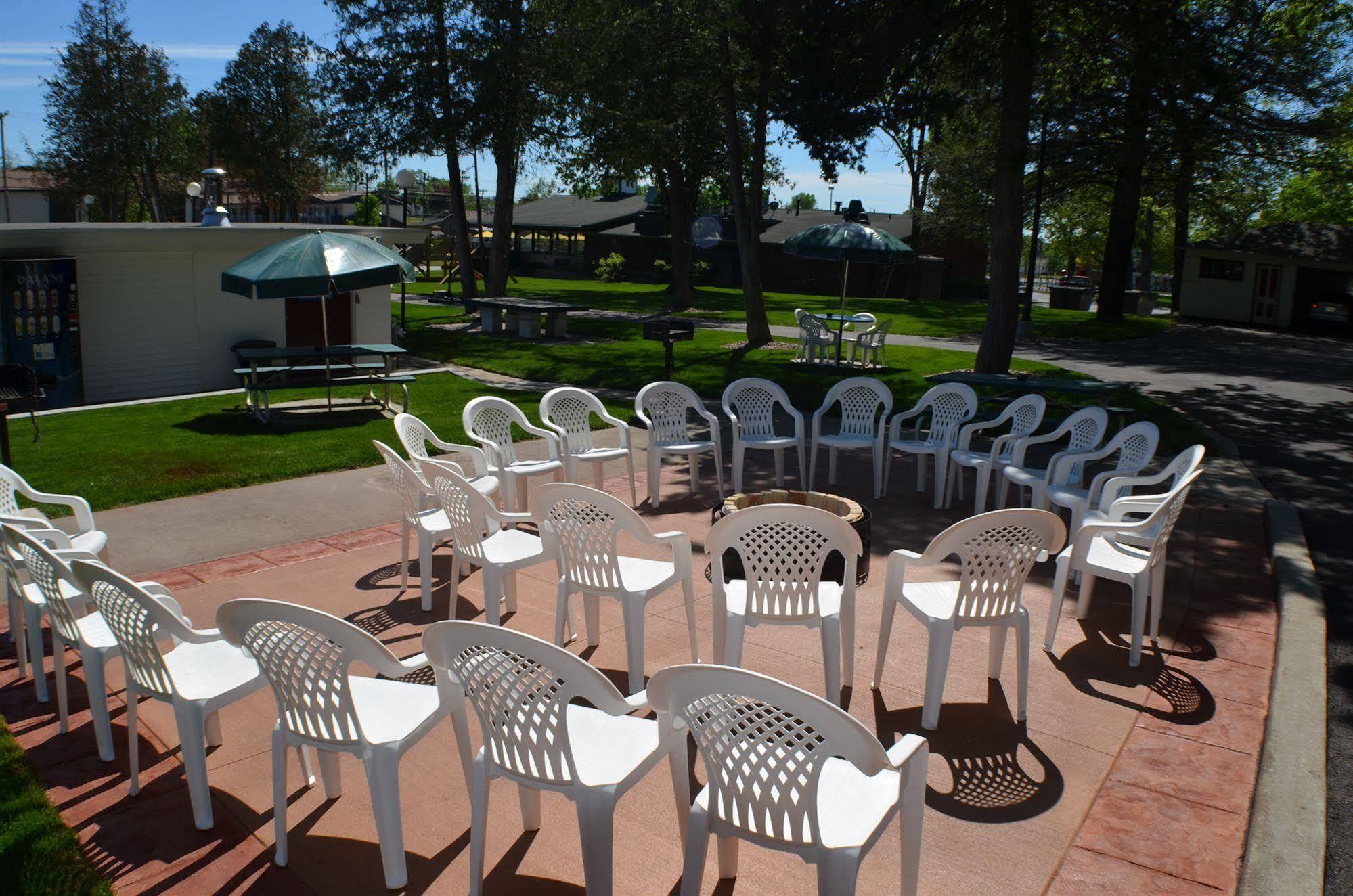 Amber'S Inn And Suites Wisconsin Dells Bagian luar foto