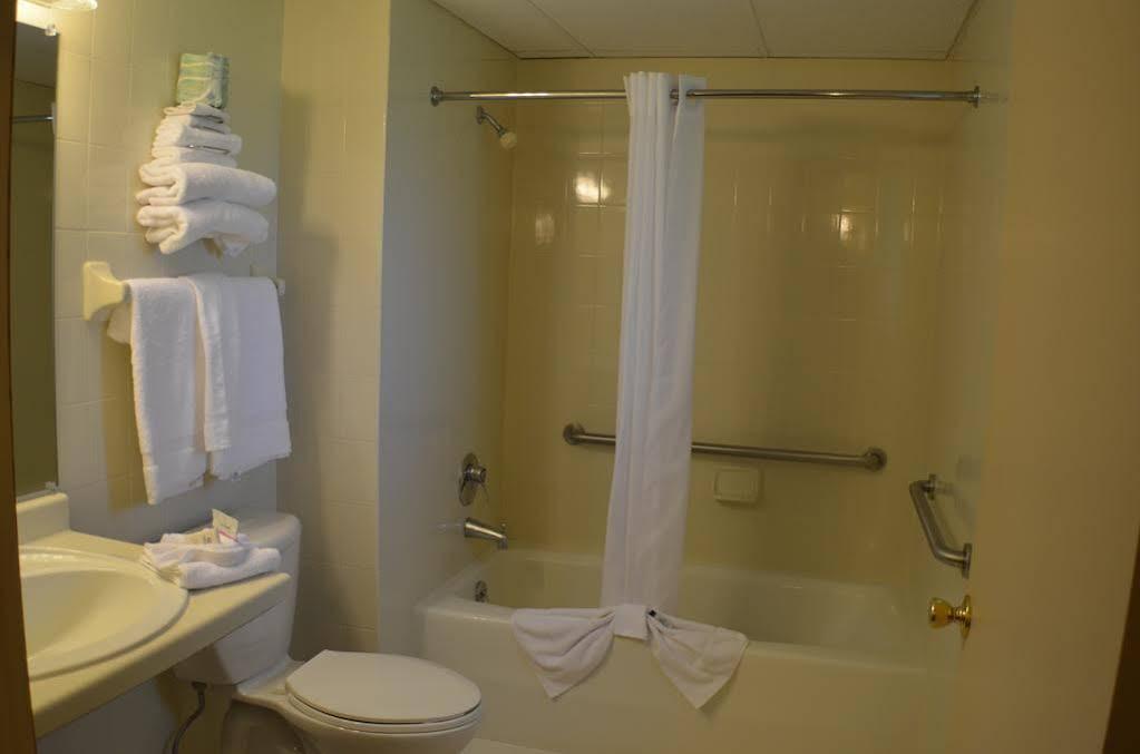 Amber'S Inn And Suites Wisconsin Dells Bagian luar foto
