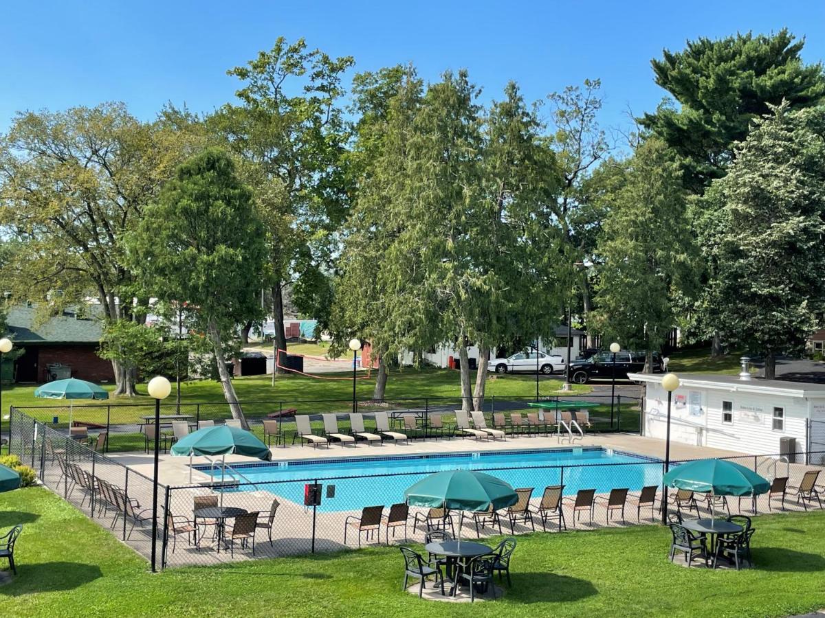 Amber'S Inn And Suites Wisconsin Dells Bagian luar foto