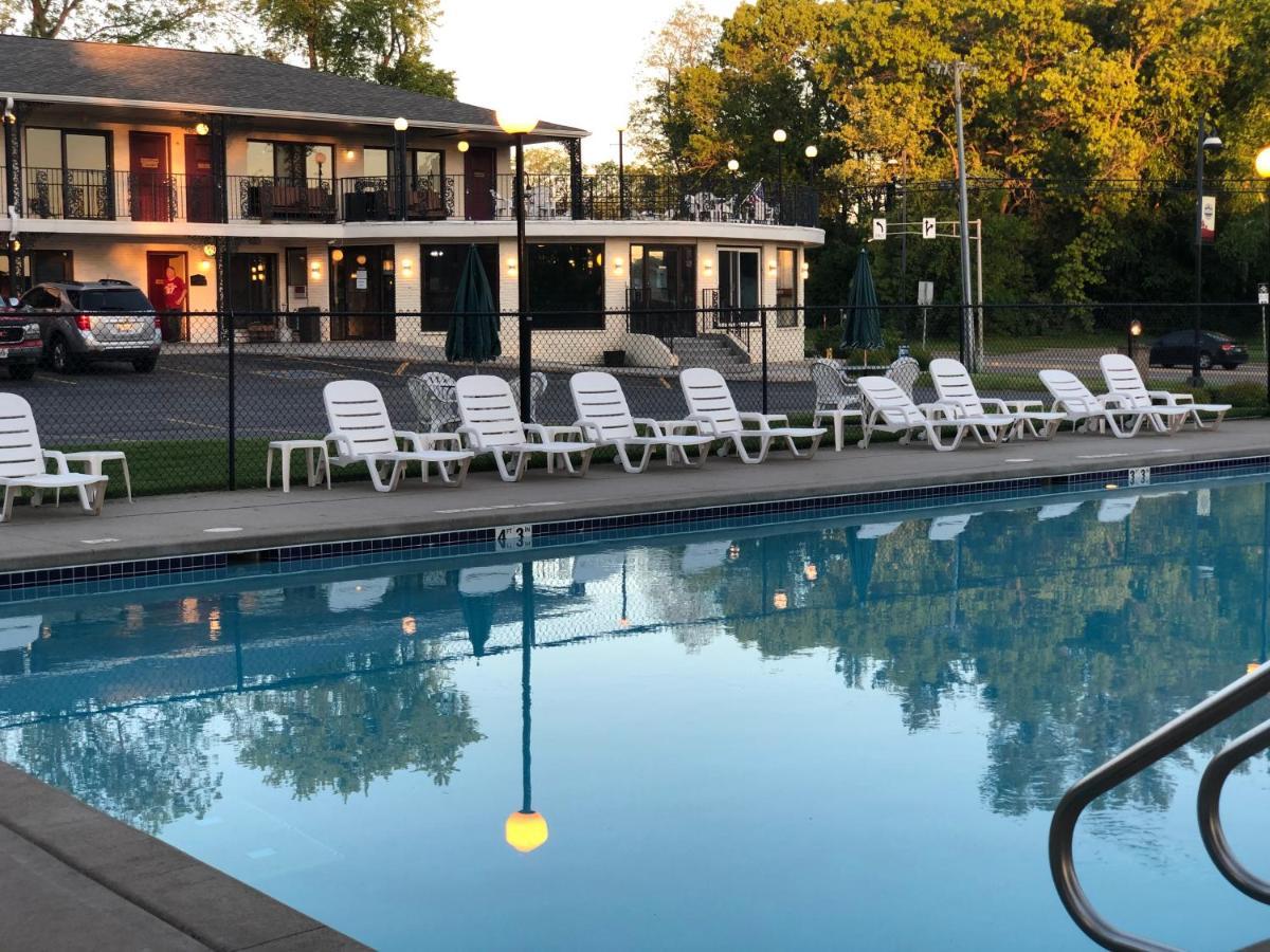 Amber'S Inn And Suites Wisconsin Dells Bagian luar foto