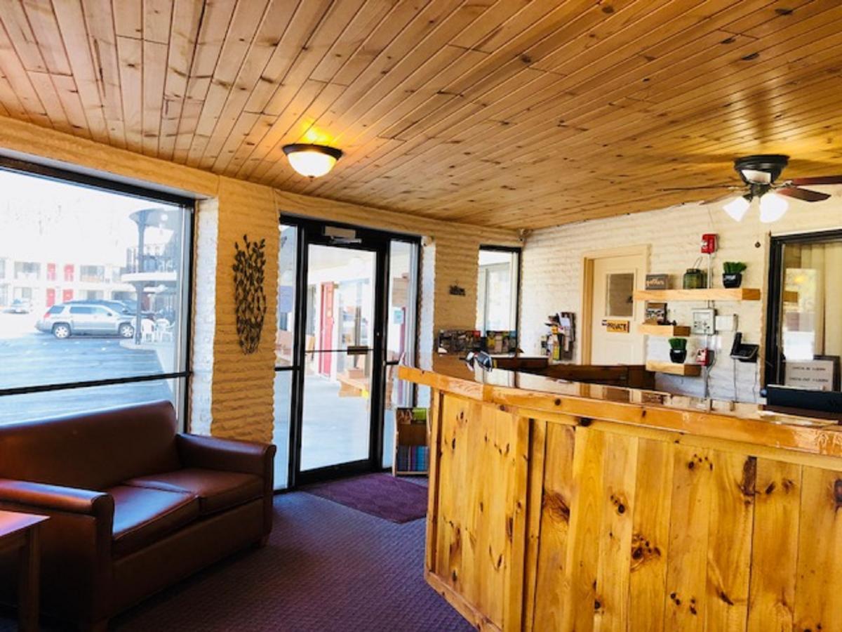 Amber'S Inn And Suites Wisconsin Dells Bagian luar foto