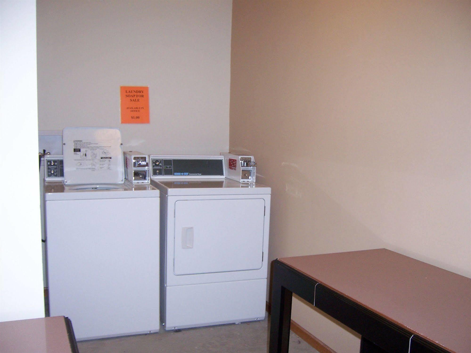 Amber'S Inn And Suites Wisconsin Dells Bagian luar foto
