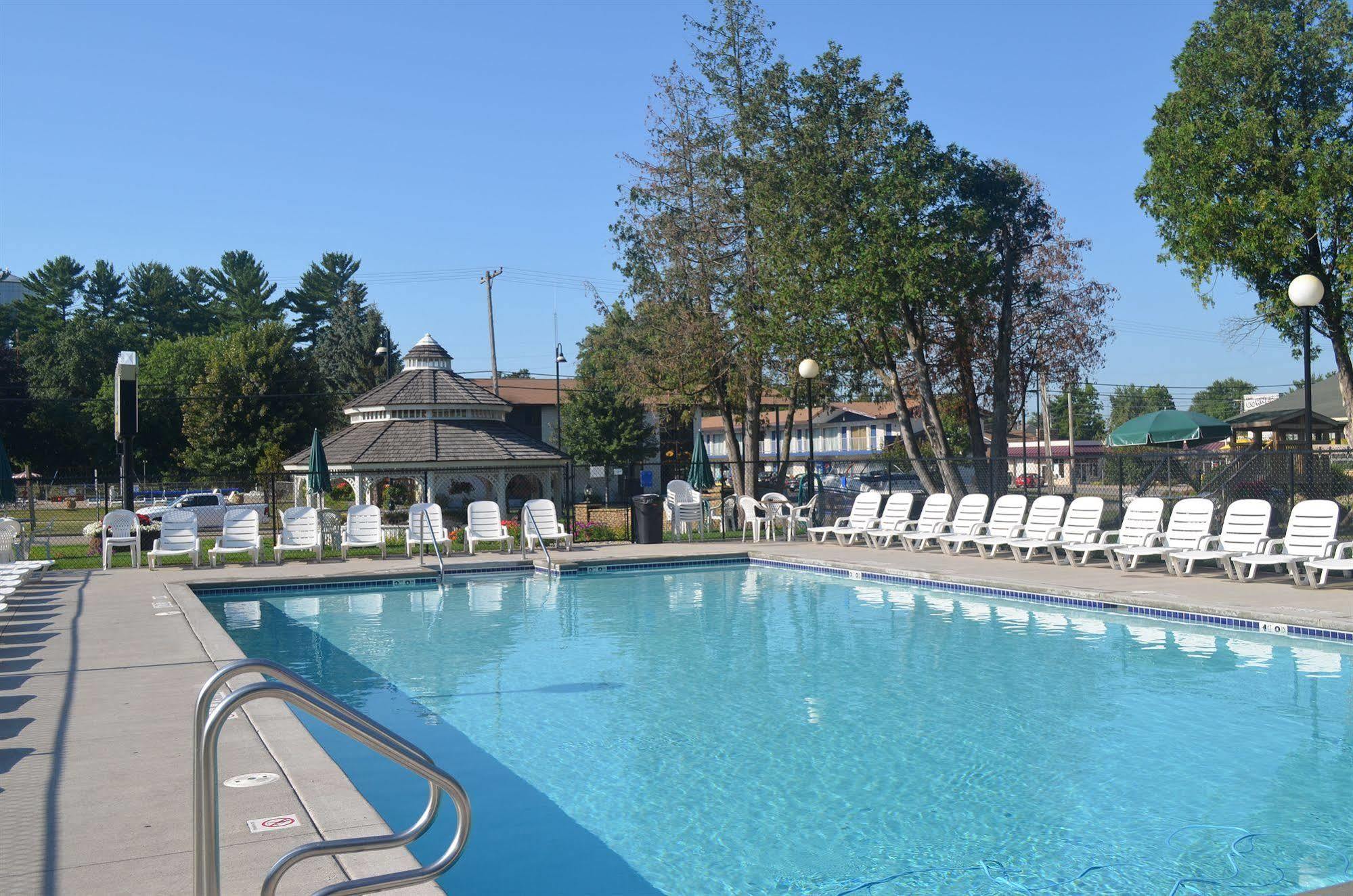 Amber'S Inn And Suites Wisconsin Dells Bagian luar foto