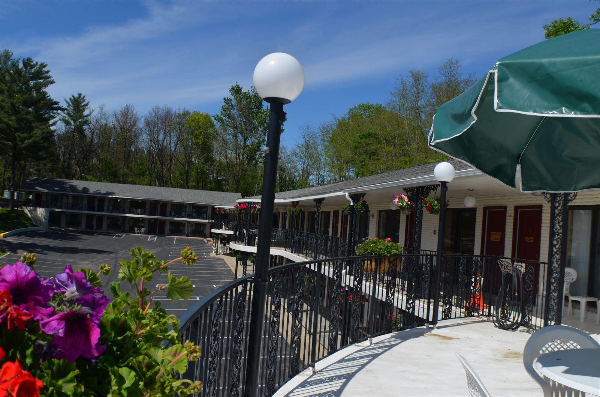Amber'S Inn And Suites Wisconsin Dells Bagian luar foto